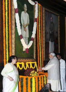 The Prime Minister, Shri Narendra Modi paying tributes at the portrait of the former Prime Minister, Late Ch. Charan Singh, on his 113th birth anniversary, at Parliament House, in New Delhi on December 23, 2015.  	The Speaker, Lok Sabha, Smt. Sumitra Mahajan is also seen.
